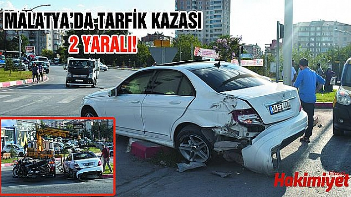 HAFİF TİCARİ ARAÇ İLE OTOMOBİL ÇARPIŞTI: 2 YARALI