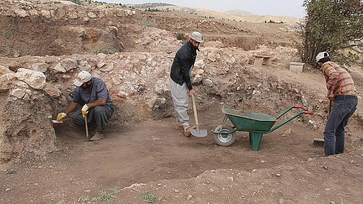 BİR BULUNTU İLE BAŞLADI 2 BİN METREKARE ALANDA KAZI YAPILDI