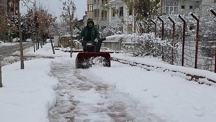 Ekipler, buzlanmaya karşı çalışma yapıyor