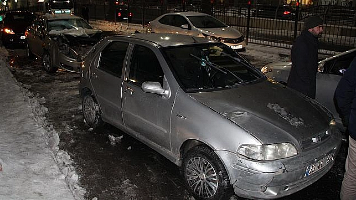 ELAZIĞ'DA BUZLANMA NEDENİYLE ZİNCİRLEME TRAFİK KAZASI 