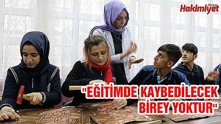 DUYAMADIKLARI ÇEKİÇ SESİYLE BAKIRA 'HAYAT' VERİYORLAR