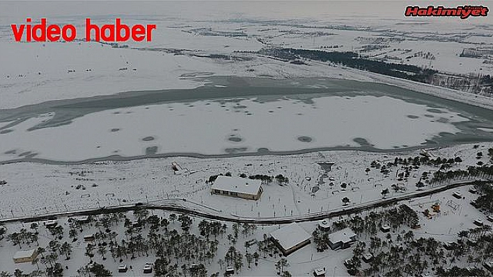 Elazığ'da hava soğudu, baraj gölü dondu