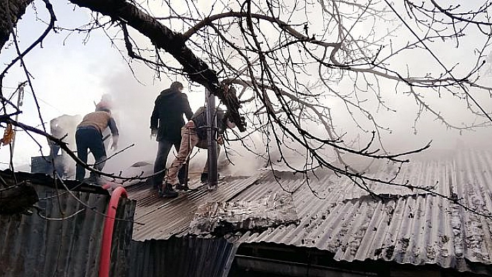 Elazığ'da yangın, iki evin çatısı zarar gördü