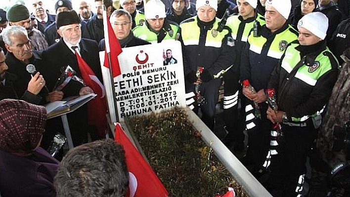 İzmir Kahramanı Şehit Fethi Sekin İçin Kabri Başında Anma Töreni