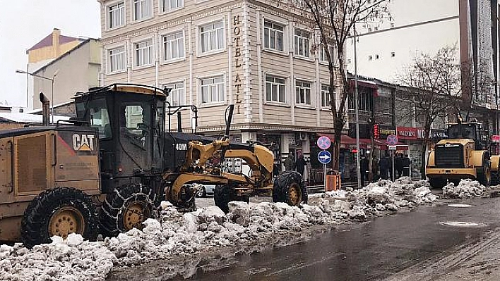 Bingöl'ün merkezinde 2 bin kamyon kar taşındı