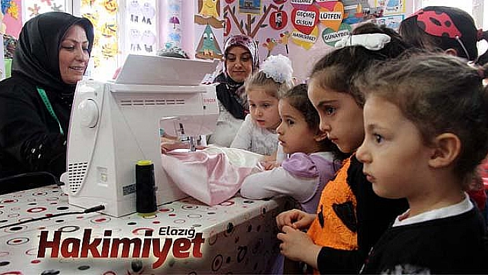 Renk  renk kostümleri çocuklar seçiyor, anneleri dikiyor