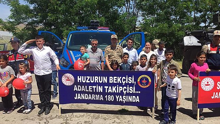 Jandarma'dan Köy Okuluna Ziyaret  