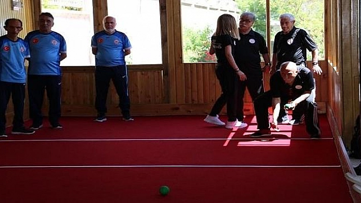 Bocce turnuvasında yetişkin gençler yarıştı