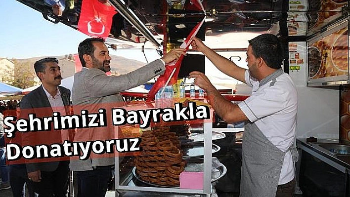 ŞERİFOĞULLARI, MEHMETÇİĞE DESTEK İÇİN ESNAFA TÜRK BAYRAĞI DAĞITTI