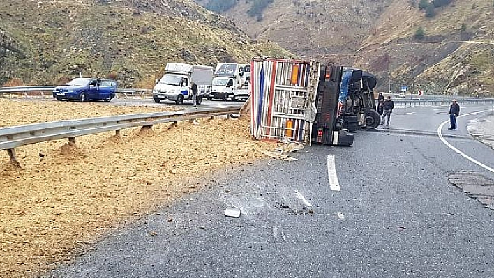 Elazığ'da kamyon devrildi: 1 ölü