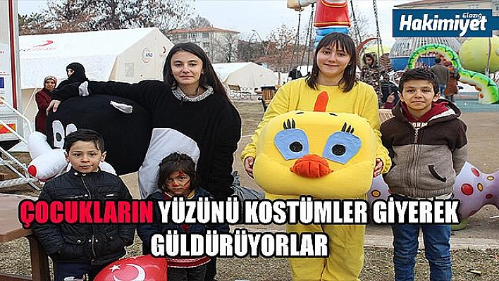 2 kardeş gönüllü olarak depremzede çocukların yüzünü güldürüyor