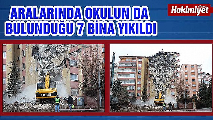 Depremde hasar gören 3 bloklu sitenin yıkımı başladı