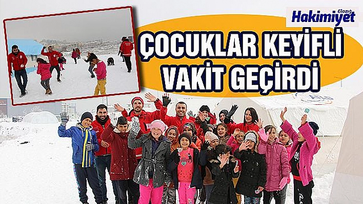 Depremzede çocuklar kartopu oynayarak eğlendi