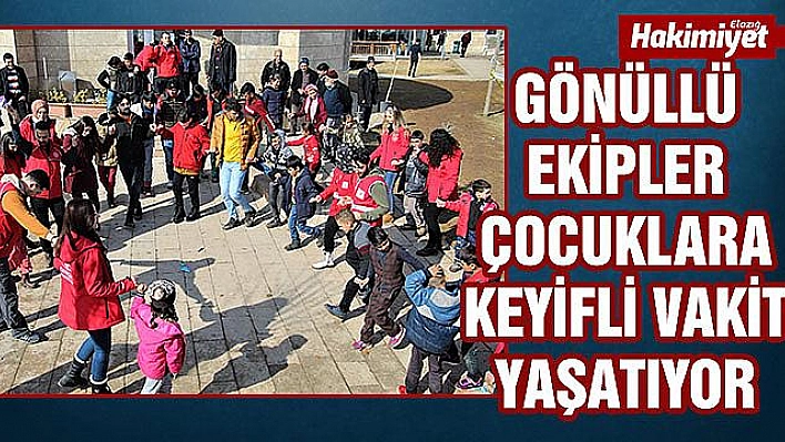 Gönüllüler, çocukların depremin etkisinden kurtulmasına aracılık ediyor