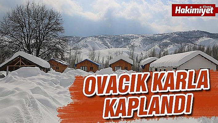 Tunceli'nin bir ilçesi kara gömüldü