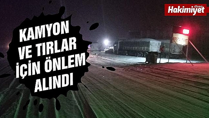 YOĞUN KAR YAĞIŞINDAN DOLAYI KAMYON VE TIRLAR  KARAKOÇAN'DA BEKLETİLDİ