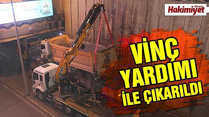 Tır üzerindeki kamyon alt geçide sıkıştı, vinç yardımıyla kurtarıldı