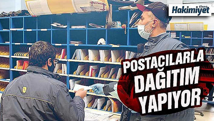 Postacıların maske dağıtımına destek oluyor