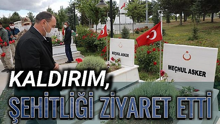 VALİ KALDIRIM ŞEHİTLİĞE BAYRAM ZİYARETİ YAPTI