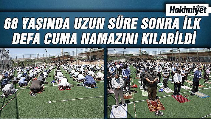 Elazığ'da futbol sahasında sosyal mesafeli cuma namazı