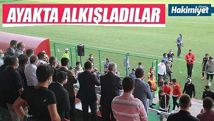 Protokol ayakta alkışladı