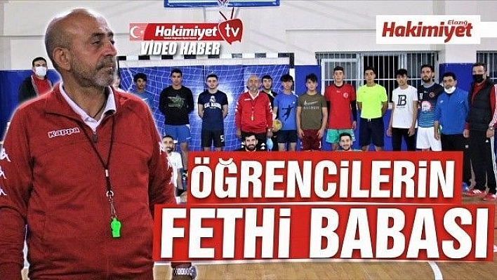 O öğrencilerinin öğretmeni değil fethi babası