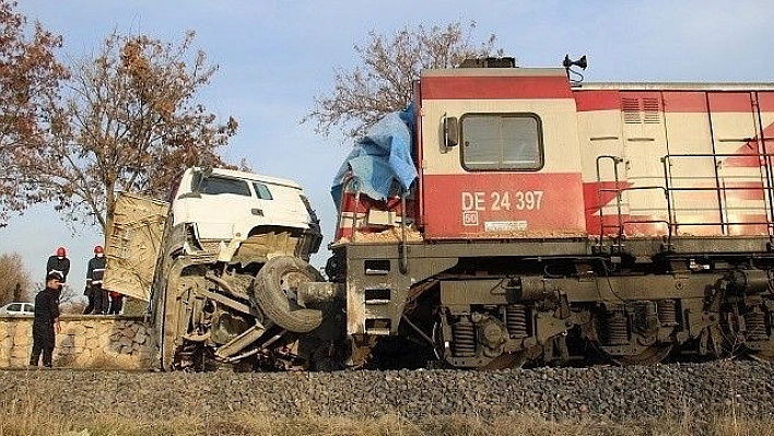 Elazığ'da tren, çarptığı tırı 100 metre sürükledi: 5 yaralı