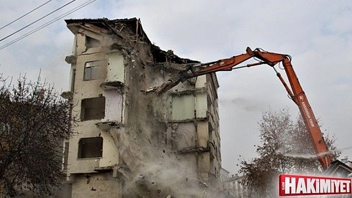 Elazığ'da 5.3'lük depremde ikinci kez hasar alan binanın kontrollü yıkımı başladı