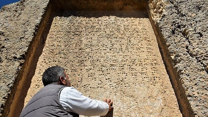 3 bin yıllık taş kitabe, ilk günkü ihtişamını koruyor