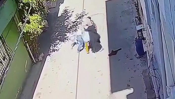 3 kadın, kucağında çocuğu olan anneyi tekme tokat dövdü