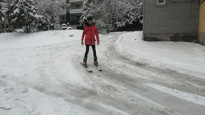 3 Kafadar Kayak Takımlarını Alıp Caddeleri Kayakla Gezdi