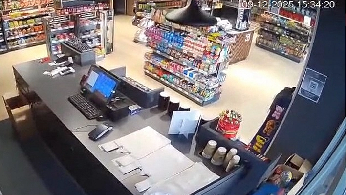 4.2'lik deprem anı güvenlik kamerasına yansıdı