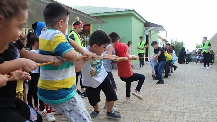 42 farklı şehirden köye gelen çocuklar, mini şenlikte doyasıya eğlendi