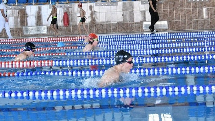 51 sporcu Elazığ'da kulaç attı