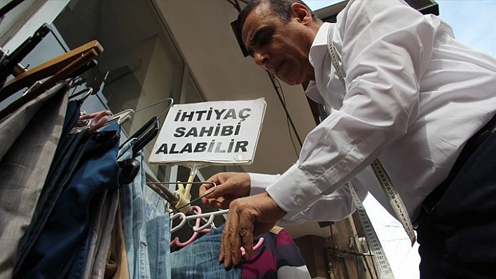 68 Yaşındaki Terzi Yıllardır 'Askıda Kıyafet' İle İhtiyaç Sahiplerini Sevindiriyor