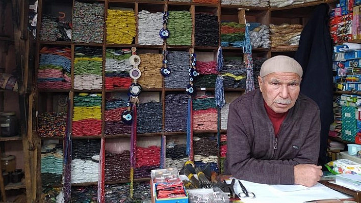 72 Yaşındaki Alaattin Amca 57 Yıldır Boncukçuluk Yaparak Geçimini Sağlıyor