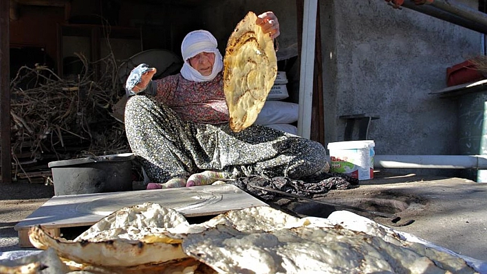 97 yaşındaki Mesude nine, 67 yıldır tandırda ekmek pişirerek geçimini sağlıyor