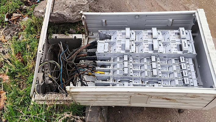 Adıyaman'da devrilen elektrik trafosu ölüm saçıyor
