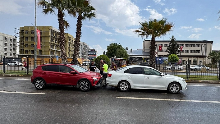 Adıyaman'da iki otomobil çarpıştı: 2 Yaralı