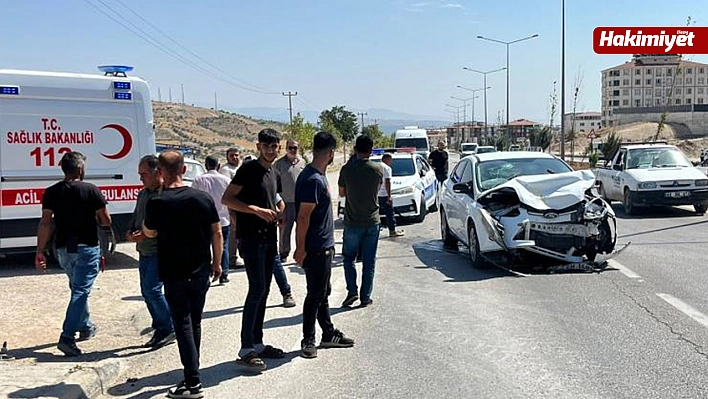 Adıyaman'da iki otomobil çarpıştı