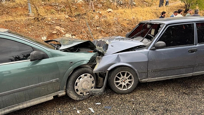 Adıyaman'da iki otomobil kafa kafaya çarpıştı