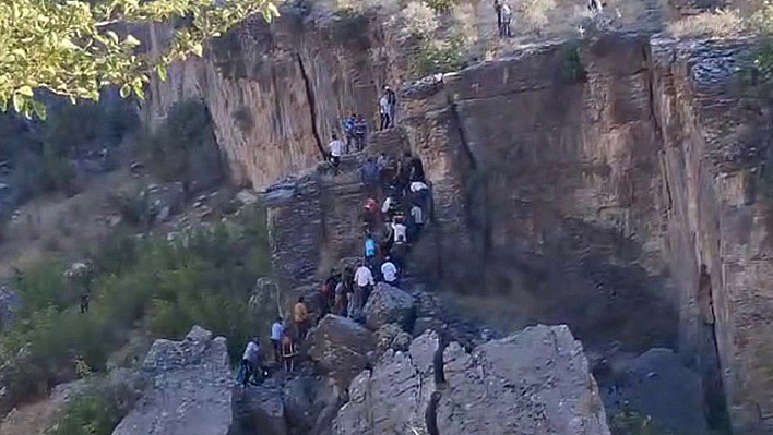 Adıyaman'da kontrolden çıkan kamyon uçuruma düştü: 1 ölü