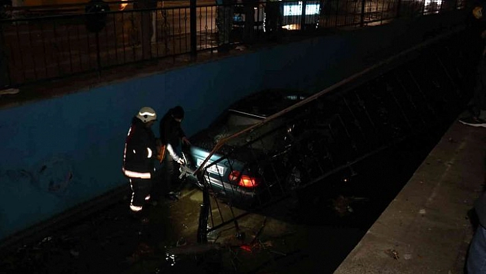 Ağacı yerinden söküp kanala uçtu