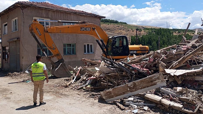 Ağır Hasarlı Binaların Yıkım Çalışması Sürüyor