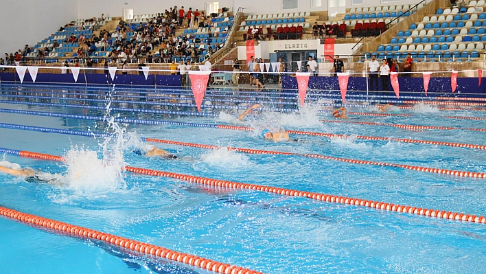 Analig yüzme heyecanı Elazığ'da yaşandı