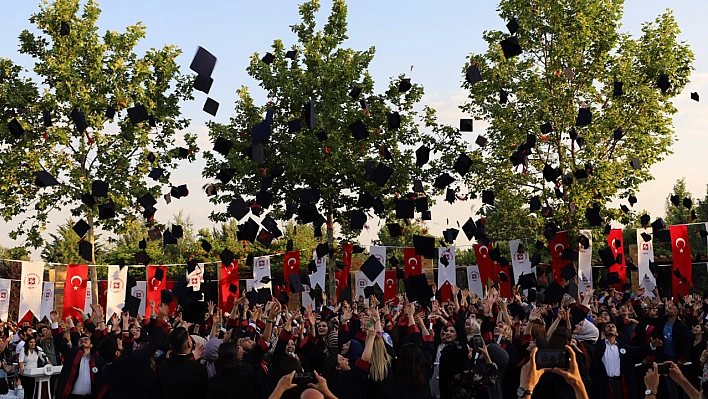 'Aranan Eleman' Yetiştiren Meslek Yüksek Okulları'nda Mezuniyet Coşkusu