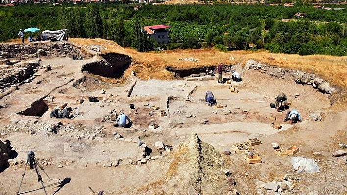 Arslantepe Höyüğü'nde 24 mezar ile 6 ev kalıntısı bulundu