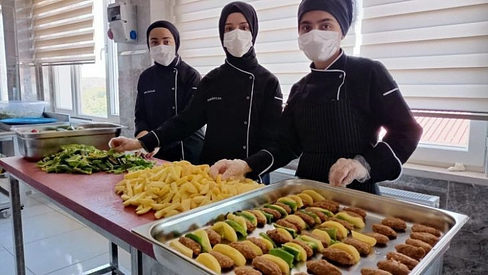 Aşçı adayı öğrenciler taşımalı eğitim gören 2 bin 300 öğrenci için yemek hazırlıyor