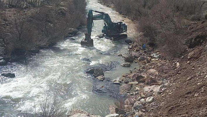 Asfalt Yüklü Tanker Devrildi, Bütün Bitüm Çaya Aktı!