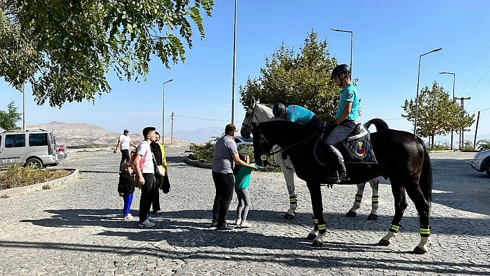 Atlı jandarmalara Elazığ'da yoğun ilgi